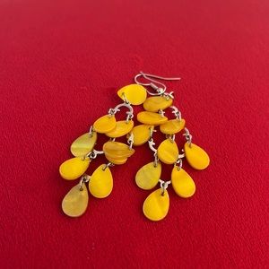 Yellow movey earrings!⭐️